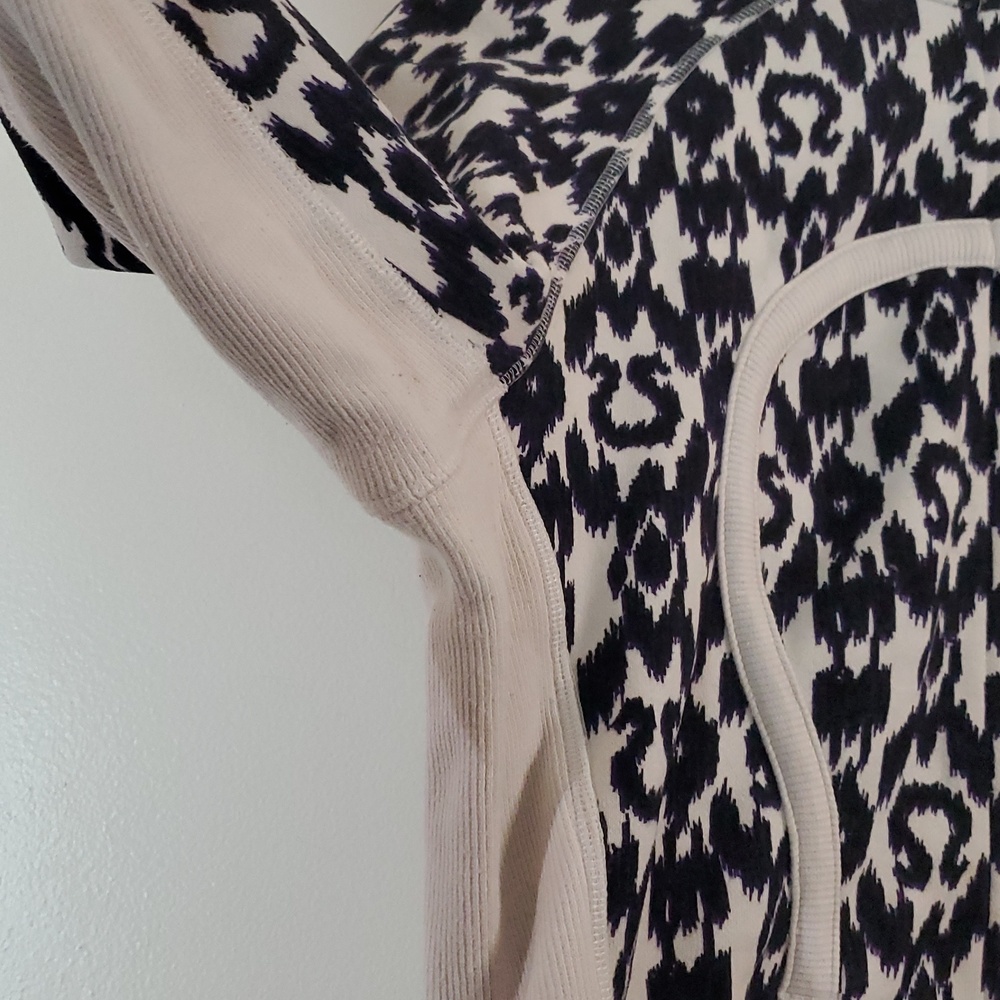 RARE Lululemon All-Over Logo IKAT Print Scuba Hoodie Jacket Size 12 Black Ivory - Picture 5 of 15